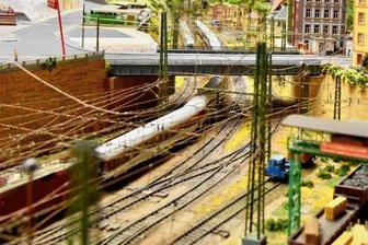 Mini-Züge fahren in Stadthalle ein - In Limbach-Oberfrohna gibt es am Wochenende eine Modellbahnschau, auf der es Anlagen wie diese im Foto zu sehen geben soll.