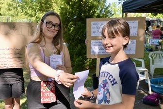 Mini-Zwickau: Bürgermeisterin wiedergewählt - Jette-Jil Singer (li.) überreicht Elisa Sanchez Moran (10) ihren Wahlkampf-Flyer.