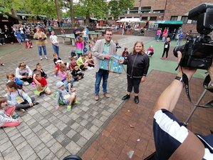 Mini-Zwickau schließt seine Pforten - Bürgermeisterin Sarah übergab den Schlüssel unter großer Anteilnahme der Weltpresse an Marcel Kruppa.