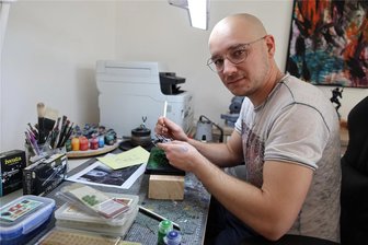 Miniaturen-Maler David Taubert aus Werdau liegt im Clinch mit der Künstlersozialkasse - In seinem kleinen Studio sitzt David Taubert oft stundenlang mit feinem Pinsel und Farben über den verschiedenen Figuren, um sie bis ins Detail zu bemalen.