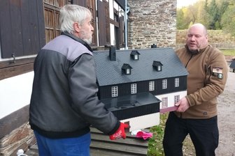 Miniaturlandschaft im Erzgebirge: Bergbrüderschaft schickt Häuser in den Winterschlaf - André Fugmann und Mathias Drechsler tragen ein Haus ins Winterquartier.