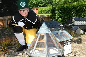 Miniaturlandschaft wieder für Besucher zugänglich - Die Bergbrüderschaft "Schneeberger Bergparade" (im Foto Sascha Bachman) hat die Pflege der Bergbauminiaturlandschaft auf dem Gelände der Fundgrube Gesellschaft übernommen.