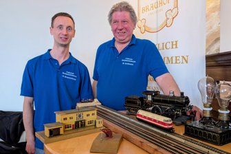Miniaturwelten im Freiberger Brauhof: Wenn aus Weintrauben Bäume werden - Richard Braunschmidt (l.) und Mike Grohmann sind Modelleisenbahner mit Leidenschaft.