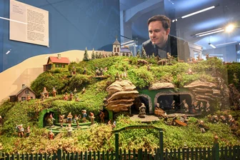 Miniaturwelten im Smac Chemnitz: Was Weihnachtsberge mit Tiktok, Youtube und Tinder zu tun haben - Thomas Achtelstädter hat den Weihnachtsberg von seinem Großvater geerbt.