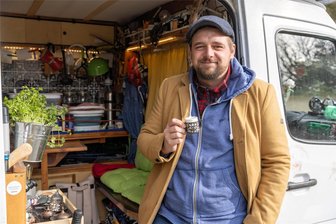 Minimalismus à la Erzgebirge: Leben auf drei Quadratmetern - Das kleine Reich von Marvin Thiede: Auf rund drei Quadratmetern hat er alles, was er braucht. Schlafplätze bieten ihm bei Bedarf Freunde, Kollegen oder andere nette Menschen. Und die Wohnung seiner Freundin bleibt ohnehin als wichtiger Rückzugsort.