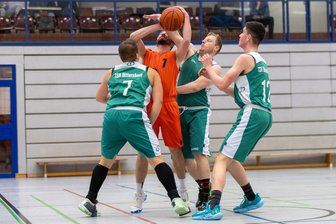 Minimalziel erreicht: Freiberger Korbjäger bezwingen Kreisrivalen mit viel Mühe - Knapp durchgesetzt: Die Freiberger Basketballer um Jan Exnowitz hatten gegen Schlusslicht Dittersbach mehr Mühe als ihnen lieb war. Mit 20 Zählern war Exnowitz am Ende bester Punktesammler des ATSV.