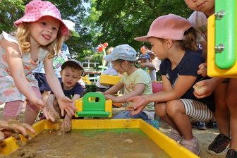 Minis freuen sich über maxi Spielgeräte -