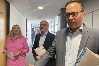 Minister-Aus für Martin Dulig: Wie der SPD-Ostbeauftragte und einstige Parteivorsitzende auf diese Entscheidung reagiert - Sachsens SPD-Troika: Die designierte Vize-Ministerpräsidentin Petra Köpping, der Landes- und mögliche Fraktionschef Henning Homann sowie der bisherige Fraktionschef und designierte Wirtschaftsminister Dirk Panter (v.l.n.r.).