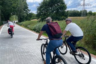 Minister Dulig über neuen Premiumradweg: „Beste Qualität von Sachsen“ - Martin Dulig (re.) testet den Premiumradweg von Altendorf nach Rabenstein.