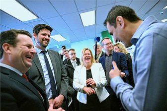 Minister in Ottawa: Was macht Kanada bei Einbürgerung anders? - Es gab auch amüsante Momente in Ottawa: Innenministerin Nancy Faeser (SPD/Mitte), Arbeitsminister Hubertus Heil (SPD/links), und Kanadas Einwanderungsminister Sean Fraser (2.v.l.) bei Gesprächen mit Angestellten der Firma Giatec für Betonsensoren.
