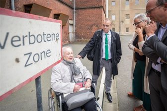 Minister kritisiert bei Besuch in altem Gefängnis Hoheneck ideologische Verklärung - Minister Wolfram Günther (v. r.), seine Frau Kathrin Minkus, Gedenkstättenleiter Stefan Appelius und Zeitzeugin Annemarie Krause auf dem Gefängnishof. Die 92-Jährige berichtete in familiärer Runde von ihren Erlebnissen als Insassin.
