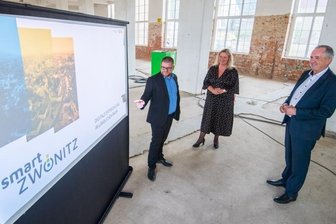 Minister lernen eine smarte Bergstadt kennen - Projektleiter Martin Benedict (links) stellt der bayerischen Staatsministerin Kerstin Schreyer und dem sächsischer Staatsminister Thomas Schmidt das Vorhaben Smart City Zwönitz im alten Speicher vor.