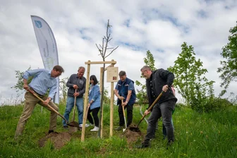 Minister pflanzt Obstbaum in Oederan - Minister von Breitenbuch (l.) hat mit Landrat Sven Krüger (r.) am Dorfgemeinschaftshaus Kirchbach einen Obstbaum gepflanzt.