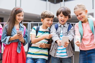 Minister schwenkt um: Kommt nun ein Handyverbot an Sachsens Grundschulen? - Grundschüler und Smartphones - in Sachsens Schulen bald tabu?