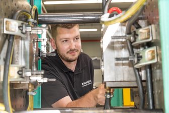 Minister zu Besuch im Erzgebirge: Bei Mennekes in Neudorf wird beim Thema Ausbildung Klartext geredet - Florian Ruppert aus Königswalde arbeitet bei Mennekes in Neudorf als stellvertretender Schichtleiter, nachdem er vor vier Jahren seine Ausbildung als Verfahrensmechaniker für Kunststoff- und Kautschuktechnik  beendet hat.