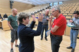 Ministerin Katja Meier in Freiberg über Politik: „Viele haben Angst davor, die Menschen an der Meinungsbildung zu beteiligen.“ - Zukunftskonferenz der Grünen in Freiberg: Dana Ritzmann von der Unternehmenskommunikation des Solarmodul-Herstellers Meyer Burger diskutierte mit Teilnehmern über Möglichkeiten regionaler Solarmodulherstellung.