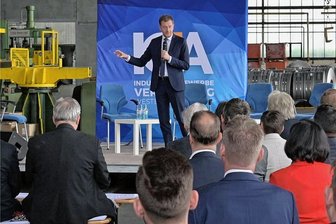 Ministerpräsident diskutiert in Aue mit Unternehmern - und wirbt für Rettung von Nord Stream 1 - Sachsen Ministerpräsident Michael Kretschmer ist am Mittwoch in Aue mit Unternehmern bei einem Wirtschaftsforum ins Gespräch gekommen.