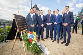 Ministerpräsident enthüllt in Plauen Gedenktafel zum Volksaufstand - In Anwesenheit von Ministerpräsident Michael Kretschmer (2. v. r.) ist am Samstag die Tafel enthüllt worden.