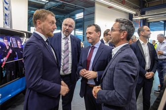 Ministerpräsident fordert in Plauen Obergrenze für Flüchtlinge und Rückkehr zur Kernkraft - Ministerpräsident Michael Kretschmer beim Jahresempfang der CDU im Binz-Werk in Plauen im Gespräch mit Plauens OB Steffen Zenner, CDU-Fraktionschef Jörg Schmidt und dem Landtagsabgeordneten Sören Voigt (von links).