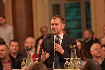 Ministerpräsident im Goldfischglas: Was Besucher im Erzgebirge Michael Kretschmer fragten - Michael Kretschmer redete vor rund 300 Leuten im Bürgergartensaal.