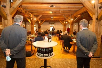 Ministerpräsident kehrt in Plauener Brauerei ein - Unter Einhaltung der Abstandsregeln traft Sachsens Ministerpräsident Michael Kretschmer am Samstagnachmittag im Schalander der Sternquellbrauerei Plauen mit Gastronomen der Region zusammen. Er folgte damit einer Einladung von Initiatoren der "Leere-Stühle"-Aktionen, mit der die Unternehmer während der coronabedingten Schließzeit auf ihre wirtschaftliche  Situation aufmerksam gemacht hatten.