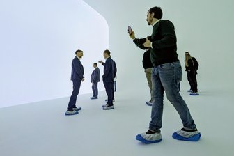 Ministerpräsident Kretschmer auf Blitzbesuch im Erzgebirge: „Dieses Kunstwerk würde sogar auffallen, wenn es in Berlin stünde“ - Ministerpräsident Michael Kretschmer (links) besuchte am Freitag das Turrell-Kunstwerk in Oelsnitz.