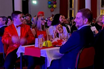 Ministerpräsident Kretschmer beim Aschermittwoch in Penig: Sticheleien gegen alles und jeden - Sachsens Ministerpräsident Michael Kretschmer an einem Tisch mit Penigs Bürgermeister André Wolf (l.).