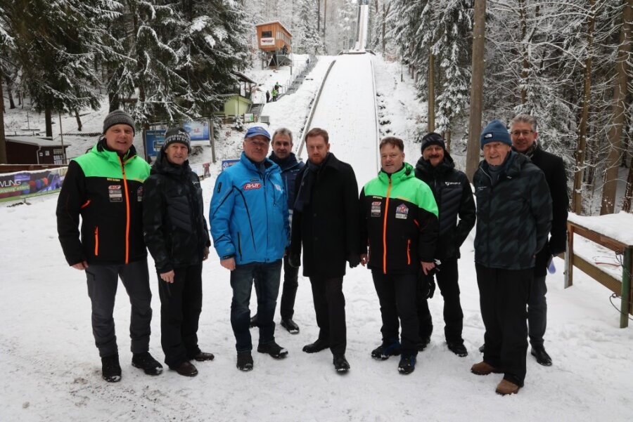 Ministerpräsident Kretschmer besucht Grünaer Skisprungtalente - Ministerpräsident Michael Kretschmer (5. v. li.) und Verantwortliche des Skiverbandes Sachsen statteten dem Wintersportverein Grüna einen Besuch ab. Mit dabei war auch Skisprunglegende Jens Weißflog (2.v.li.).
