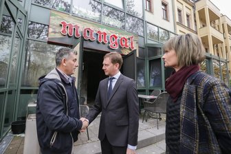 Ministerpräsident Kretschmer besucht türkisches Restaurant "Mangal" -  Im Beisein von Oberbürgermeisterin Barbara Ludwig hat Ministerpräsident Michael Kretschmer am Freitag den Wirt des Restaurants "Mangal", Ali Tolasoglu, besucht.