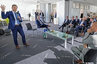Ministerpräsident Kretschmer hält der Region den Spiegel vor - Sachsens Ministerpräsident Michael Kretschmer (links) in der Gesprächsrunde bei C. H. Müller. Die Wirtschaftsvereinigung Nördliches Vogtland mit ihrem Vorsitzenden Ralf Schaller (rechts) hatte eingeladen.