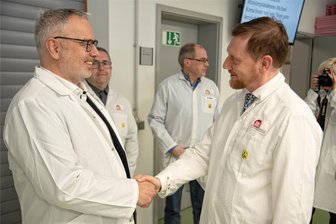 Ministerpräsident Kretschmer in Muldenhammer: Ein Thema wird er nicht los - Sachsens Ministerpräsident Michael Kretschmer (CDU) besuchte am Dienstag in Hammerbrücke die Firma IK Elektronik von Geschäftsführer Jan-Erik Kunze (links).