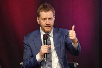 Ministerpräsident Kretschmer in Zwickau: Der Ossi weiß, wie die Rote Armee tickt - Michael Kretschmer bescheinigte beim Wirtschaftsbrunch in Zwickau den Ostdeutschen Sachkenntnis zur Roten Armee.