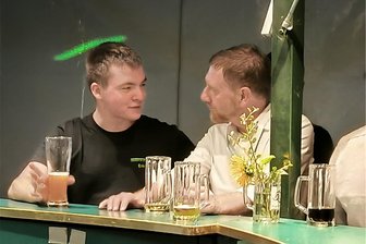 Ministerpräsident Kretschmer überrascht bei Dorffest in Kleinolbersdorf-Altenhain - Überraschend war Sachsens Ministerpräsident Michael Kretschmer zur Party nach Kleinolbersdorf-Altenhain gekommen. Agrar-Student Erik Resch hat wie andere auch ein Selfie gemacht.