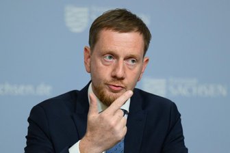 Ministerpräsident Kretschmer will "breite Diskussion" über allgemeine Dienstpflicht - Michael Kretschmer (CDU), Ministerpräsident von Sachsen, spricht während der letzten Kabinetts-Pressekonferenz vor der Sommerpause in der Sächsischen Staatskanzlei auf dem Podium zu Journalisten.