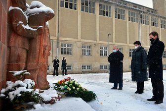 Sachsens Ministerpräsident Michel Kretschmer, CDU-Landtagsabgeordnete Iris Firmenich und ihr Mann, der Frankenberger Bürgermeister Thomas Firmenich (l.), haben am Mahnmal im ehemaligen KZ Sachsenburg (1933 bis 1937) am Holocaust-Gedenktag einen Kranz niedergelegt.