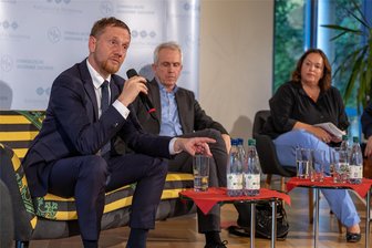 Ministerpräsident stellt sich nach dem Krankenhaus-Aus in Reichenbach kritischen Fragen: „Warum ist nichts passiert, Herr Kretschmer?“ - Sachsens Ministerpräsident Michael Kretschmer (links) diskutierte mit der SPD-Landtagsabgeordneten Simone Lang und Friedrich München, Geschäftsführer des Verbands der Krankenhausträger in Sachsen.