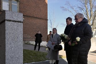 Ministerpräsident tritt im Erzgebirge DDR-Verklärung entgegen - Evelyn Zupke (v. r.), Michael Kretschmer und Zeitzeugin Regina Labahn am Gedenkstein in Hoheneck.