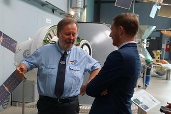 Ministerpräsident will Großbaustelle im Vogtland checken - Michael Kretschmer (rechts) im Gespräch mit Konrad Stahl vom Förderverein. Der Ministerpräsident gilt als Fan der Ausstellung und war bereits 2021 hier zu Gast.