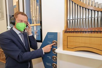 Ministerpräsident zu Frauensteins Museum: "Ihnen ist ein Gesamtkunstwerk gelungen" - Sachsens Ministerpräsident Michael Kretschmer ließ es sich nicht nehmen, eine Hörstation selbst auszuprobieren.
