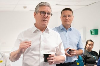 Ministerrücktritt erschüttert Regierung in London - In besseren Zeiten machten Keir Starmer (links) und Wes Streeting (rechts) gemeinsam Wahlkampf. (Archivfoto)