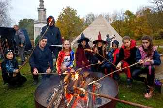 Miniwelt in Lichtenstein: Gruseliger Ausklang einer schwierigen Saison - An der großen Feuerschale konnten sich Gruselgäste wärmen und Knüppelteig backen.