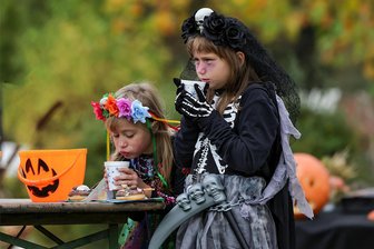 Miniwelt in Lichtenstein: Halloween-Gruselspaß und siebtes Weltwunder - Die beiden Schwestern Karola (6) und Klarissa Kunze (9) Donat gehörten zu den zahlreichen Besuchern, die voll kostümiert zur Halloween-Party in die Miniwelt gekommen sind.