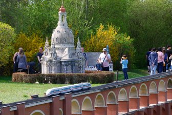 Miniwelt in Lichtenstein hat 2025 wieder viele Sonderveranstaltungen geplant - Gartenbahnen fuhren in der Miniwelt über Ostern und sind auch Anfang Mai unterwegs.