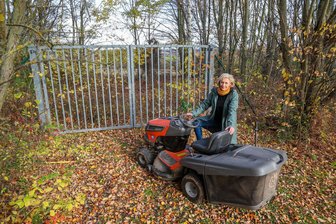 Miniwelt Lichtenstein: „Einbrecher waren wohl ziemlich dumm“ - Anke Krasselt mit dem Rasentraktor vor dem unteren Tor, an dem die Diebe scheiterten.