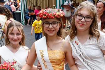 Miniwelt Lichtenstein lädt Prinzessin zum Muttertag ein - Die neue Lichtensteiner Rosenprinzessin Alexandria mit ihren Hofdamen.