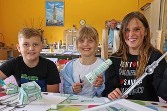 Miniwelt Lichtenstein: Pisas schiefer Turm im Kleinformat-Eigenbau - Der zehnjährige Tim Brauer, die neunjährige Denise Emily Geißler und die zwölfjährige Larissa Urbschad aus Torgau (Foto von links) haben in der Schauwerkstatt der Miniwelt Lichtenstein Modelle von weltweit bekannten Bauwerken aus Papier gebastelt. 