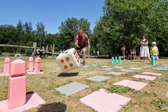 Miniwelt Lichtenstein: Vergessenes Mega-Spiel wird wiederbelebt - André Döhn lässt auf dem XXL-Spielfeld beim Mensch ärgere dich nicht mit Familie Dobbert den Riesenwürfel rollen.