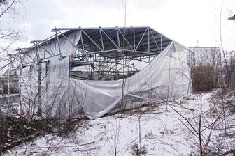 Minol-Tankstelle in Zwickau: Keine nachträgliche Genehmigung für illegalen Abbruch - Die ehemalige Minol-Tankstelle musste zum Schutz vor weiteren Schäden mit einem Gerüst und Planen gesichert werden. Unklar ist derzeit noch, ob die Anlage wieder aufgebaut werden muss.
