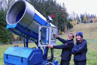 Minusgrade werden herbeigesehnt - Bereit für frostige Temperaturen: Hansi Weißbach, technischer Leiter des Einsiedler SV, und Alpinskisportlerin Laura Schuffenhauer am Skihang am Mühlberg. Die Beschneiungsanlage ist in Bereitschaft.