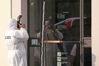 Minutenlang im Schwitzkasten - Akribisch und nach allen Regeln der Kunst wurde nach dem Todesfall in der Bank der Tatort dokumentiert. Ein Abschlussergebnis hat die Staatsanwaltschaft Zwickau bisher dennoch nicht öffentlich vorgelegt.
